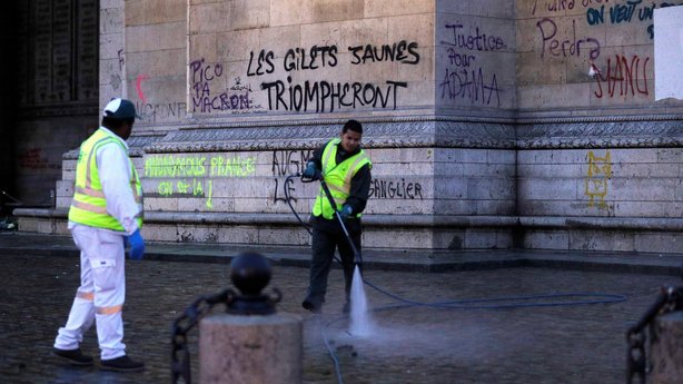 Cleaning-up process begins after the protests and riots in Paris