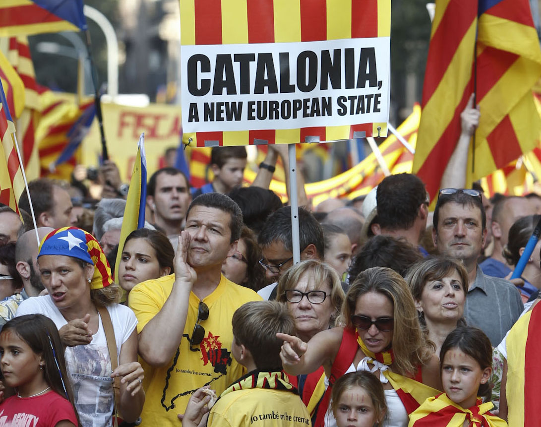 According to poll, a minority of around 40 percent of Catalans support independence, although a majority want to hold a referendum on the issue. | Source: elpais.com