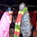 Minister of External Affairs, India, Smt. Sushma Swaraj offers a floral tribute at the statute of #MahatmaGandhi at Embassy of India, Kuwait. Kuwait joins the world in celebrating #BapuAt150 this year. #IndiaKuwait