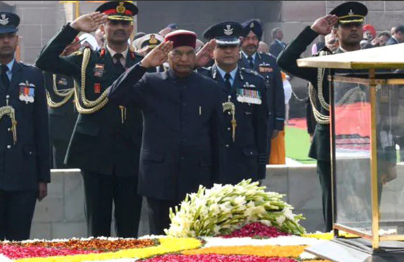 Indian President pays tribute to Mahatma Gandhi at Rajpath, New Delhi